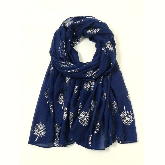 Elegant Luxurious scarf or wrap features a sophisticated 3D leaf pattern - Picture 1 of 3